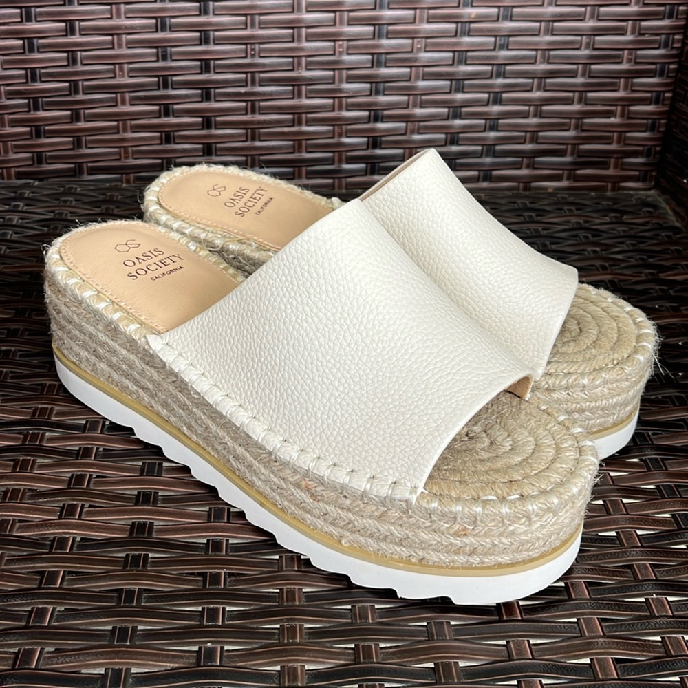 Oasis Society Women’s Cream Platform Slide Sandals